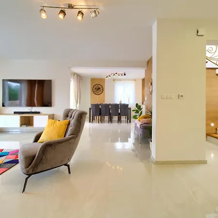 Beautiful Maris With Heated Pool Villa