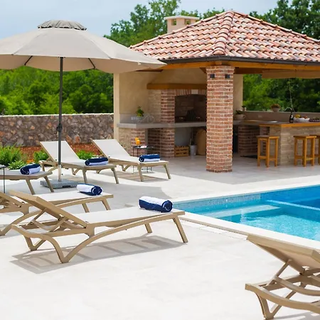 Beautiful Maris With Heated Pool Villa *