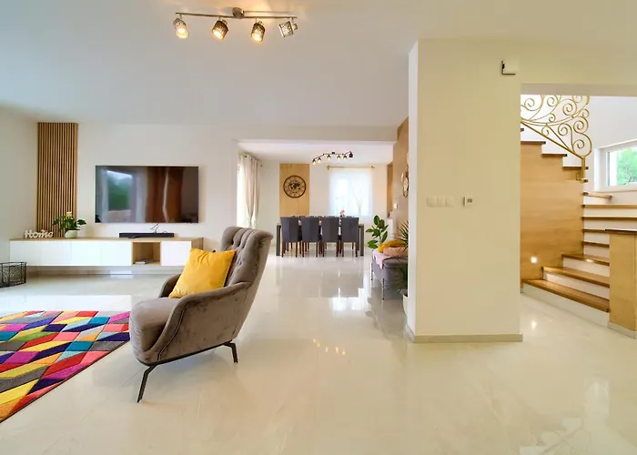 Beautiful Maris With Heated Pool Villa