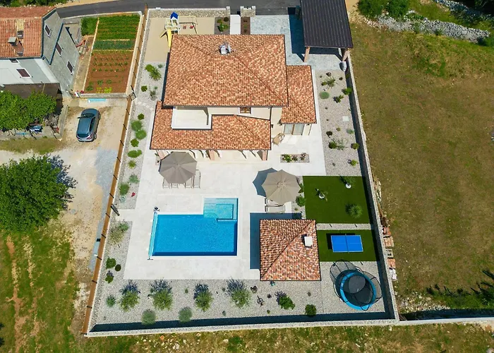 Beautiful Maris With Heated Pool Villa