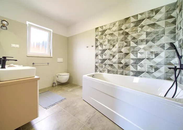 Beautiful Maris With Heated Pool Villa *