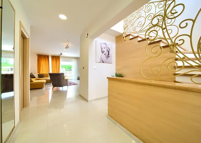 Beautiful Maris With Heated Pool Villa Kras