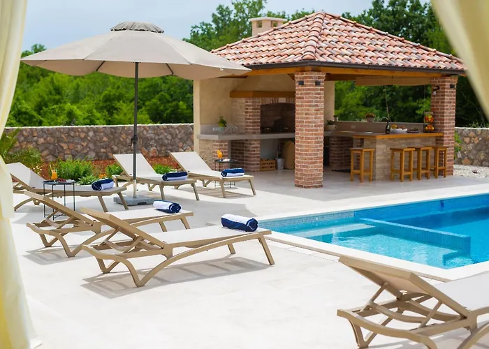 Beautiful Maris With Heated Pool Villa *