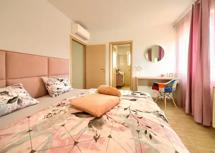 Beautiful Maris With Heated Pool Villa