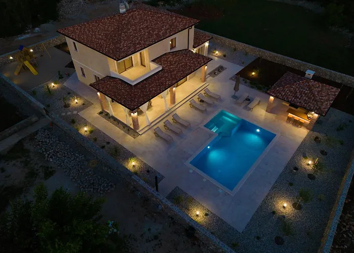 Beautiful Maris With Heated Pool Villa *