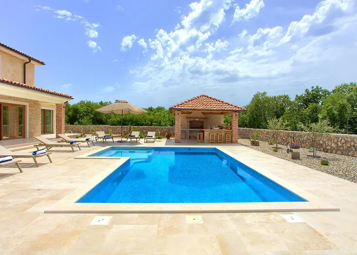 Beautiful Maris With Heated Pool Villa *