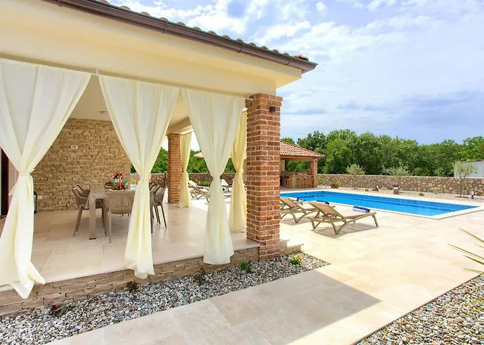 Beautiful Maris With Heated Pool