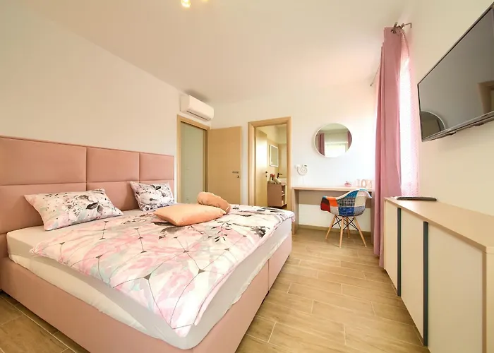 Beautiful Maris With Heated Pool Villa