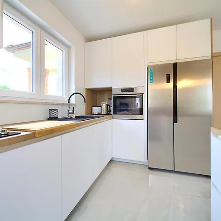 Beautiful Maris With Heated Pool Villa Kras