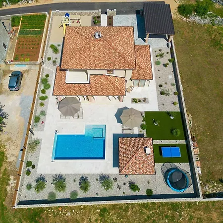 Beautiful Maris With Heated Pool Villa