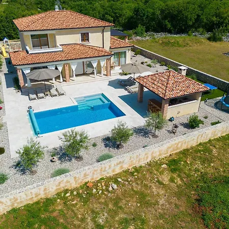 Beautiful Maris With Heated Pool