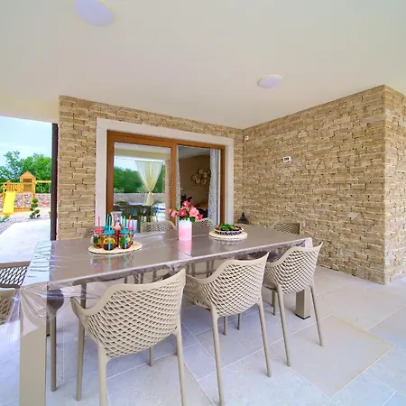 Villa Beautiful Maris With Heated Pool