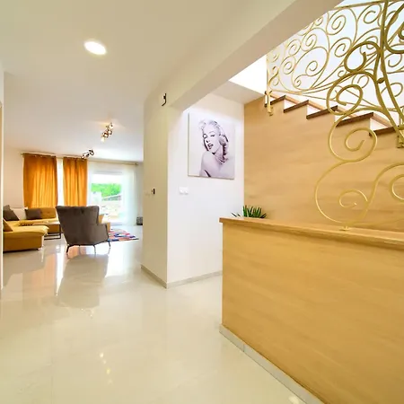 Beautiful Maris With Heated Pool Villa Kras