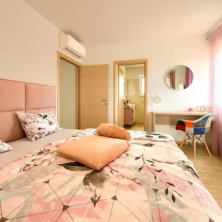 Beautiful Maris With Heated Pool Villa