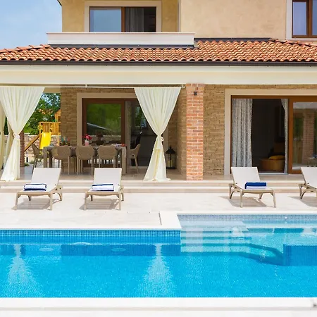 Beautiful Maris With Heated Pool