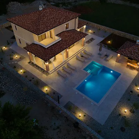 Beautiful Maris With Heated Pool Villa *