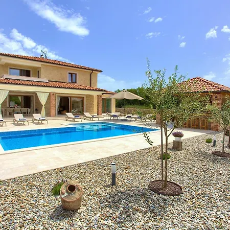 Beautiful Maris With Heated Pool *