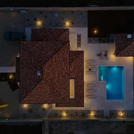 Beautiful Maris With Heated Pool Villa *