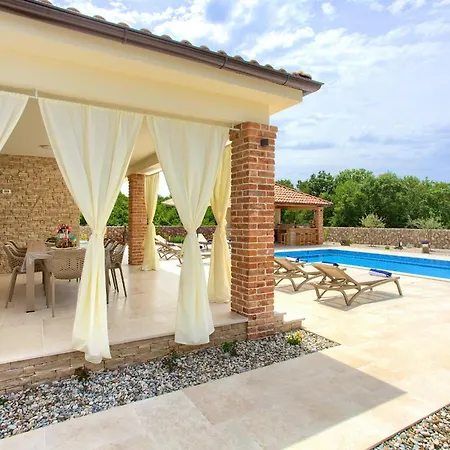 Beautiful Maris With Heated Pool