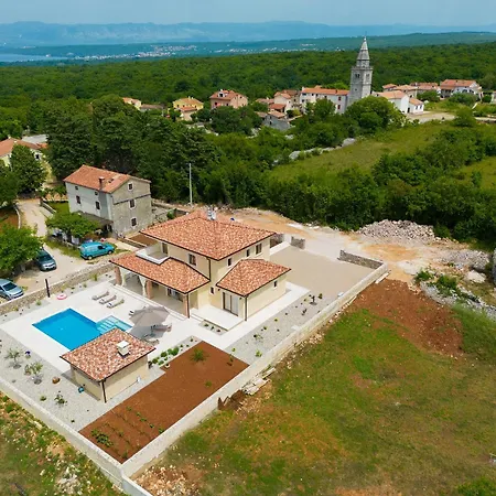 Beautiful Maris With Heated Pool Villa *