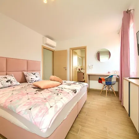 Beautiful Maris With Heated Pool Villa