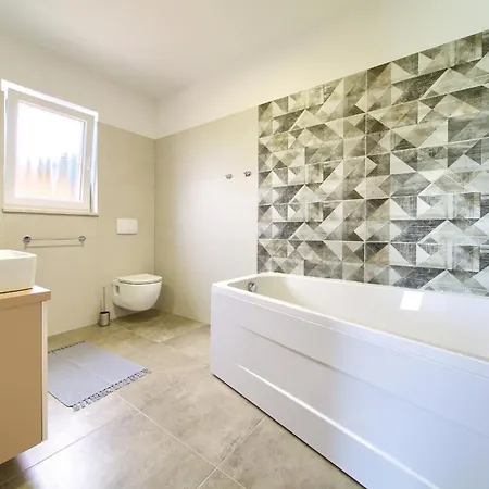 Beautiful Maris With Heated Pool Villa *