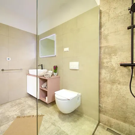 Beautiful Maris With Heated Pool Villa