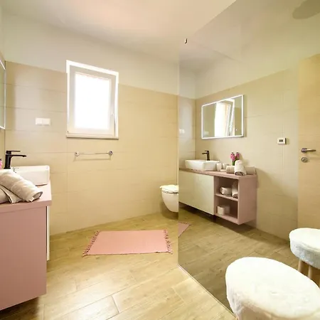 Beautiful Maris With Heated Pool * Kras